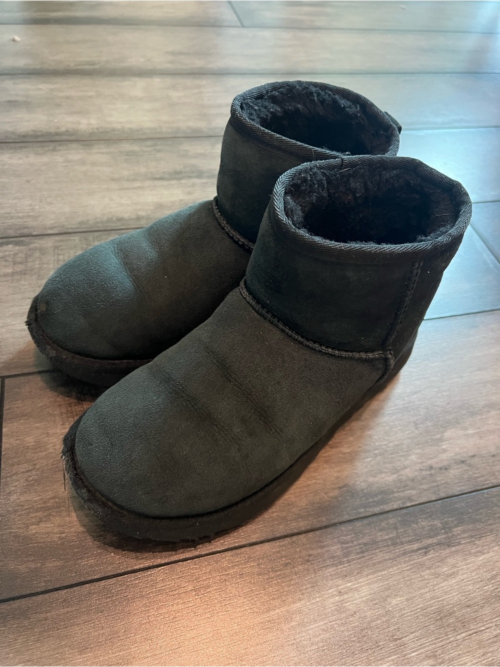 UGG Women's Classic Mini II Ankle Boot Size 6 Black Suede